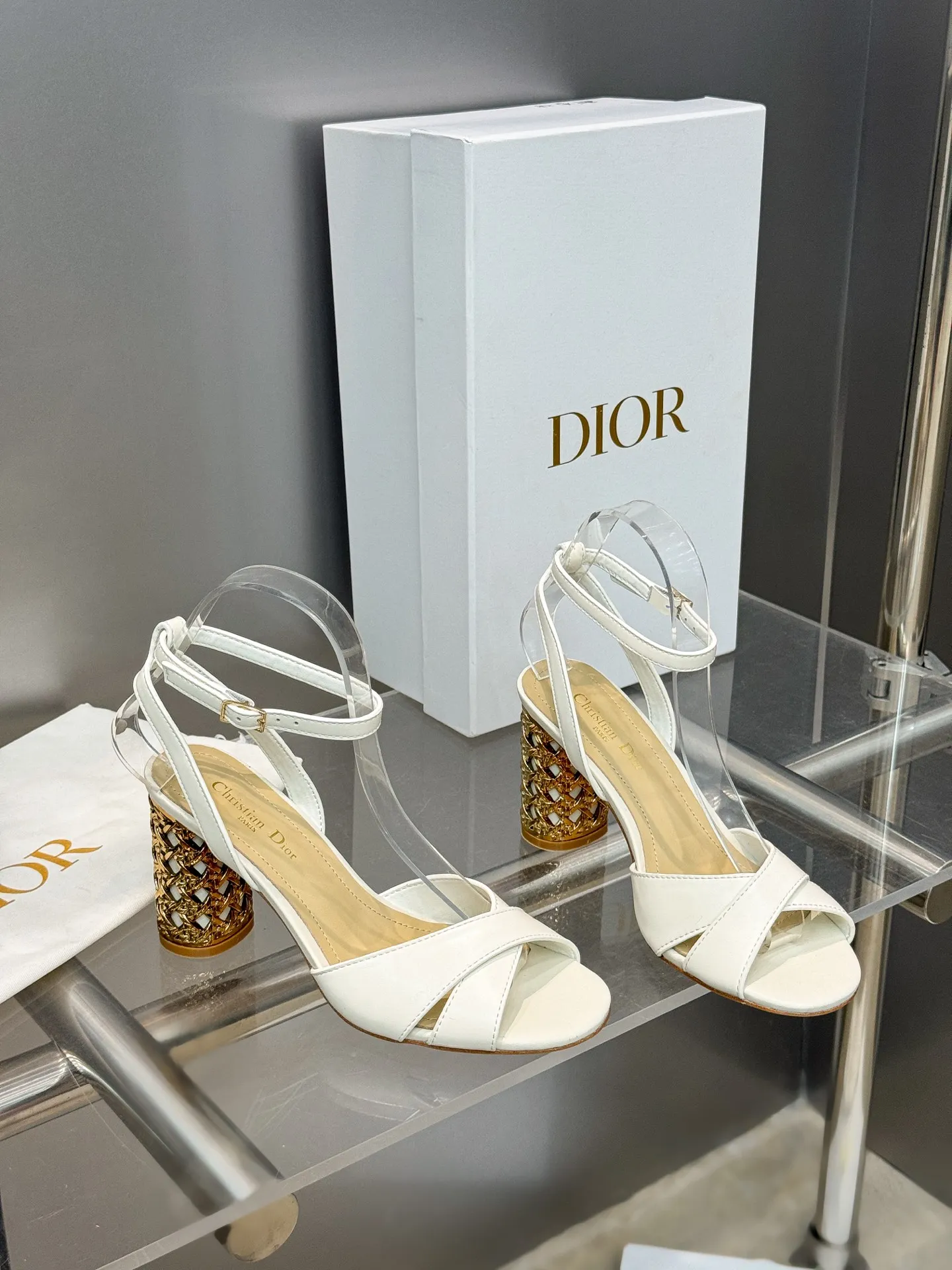 👟👟Ex-factory price 560👟👟 Dior 2024 autumn and winter new Icon series cylindrical heel ankle strap women's shoes CD star same style high-heeled round toe cross strap color matching sandals Material: imported full-grain calfskin upper + water-dyed sheepskin lining feet + Italian genuine leather outsole Heel height: 8.5CM Size: 35-42 Standard code (40.41.42. Customized, non-refundable)